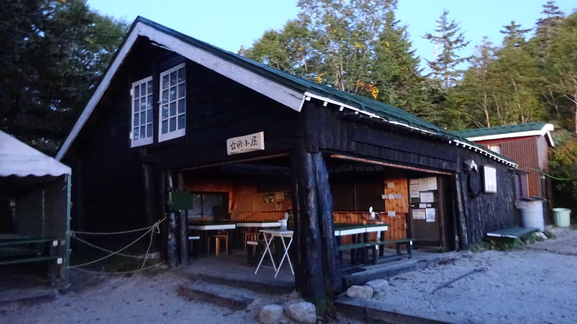 夜が明け始めた５：３０頃に合戦小屋に到着。
早朝なので当然誰もおらずひっそりしている。
名物スイカは先週終わっちゃったんですよね～
