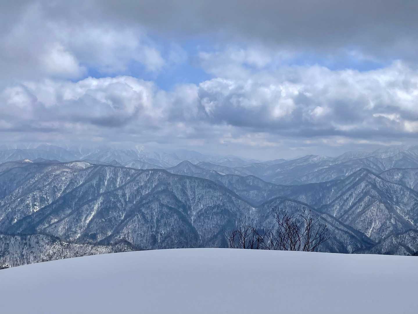 雪庇の向こうは崖💦