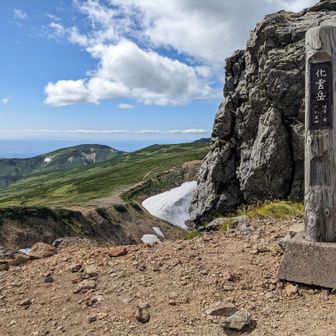 再び山頂標識を撮って下山行程へ。
