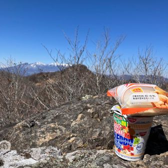 黒富士の山頂近くで八ヶ岳を見ながらお昼