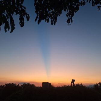 綺麗なマジックアワーも久しぶり！そして…
夕焼け空を裂く一筋の青い光✴
こんな光景、初めて観た❗