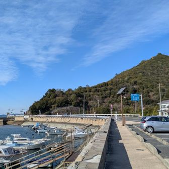 王子マリンロード430と矢出山（右）。西