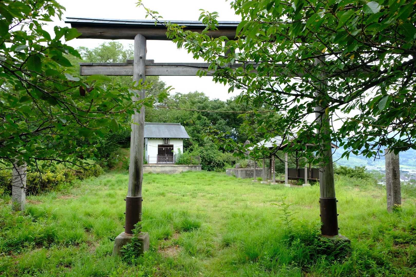 鳥居があってちょっと開ける