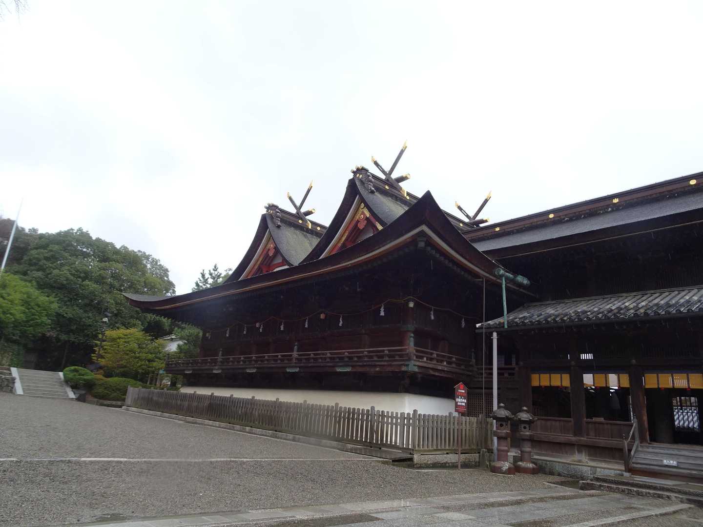 本殿・拝殿。比翼入母屋造
