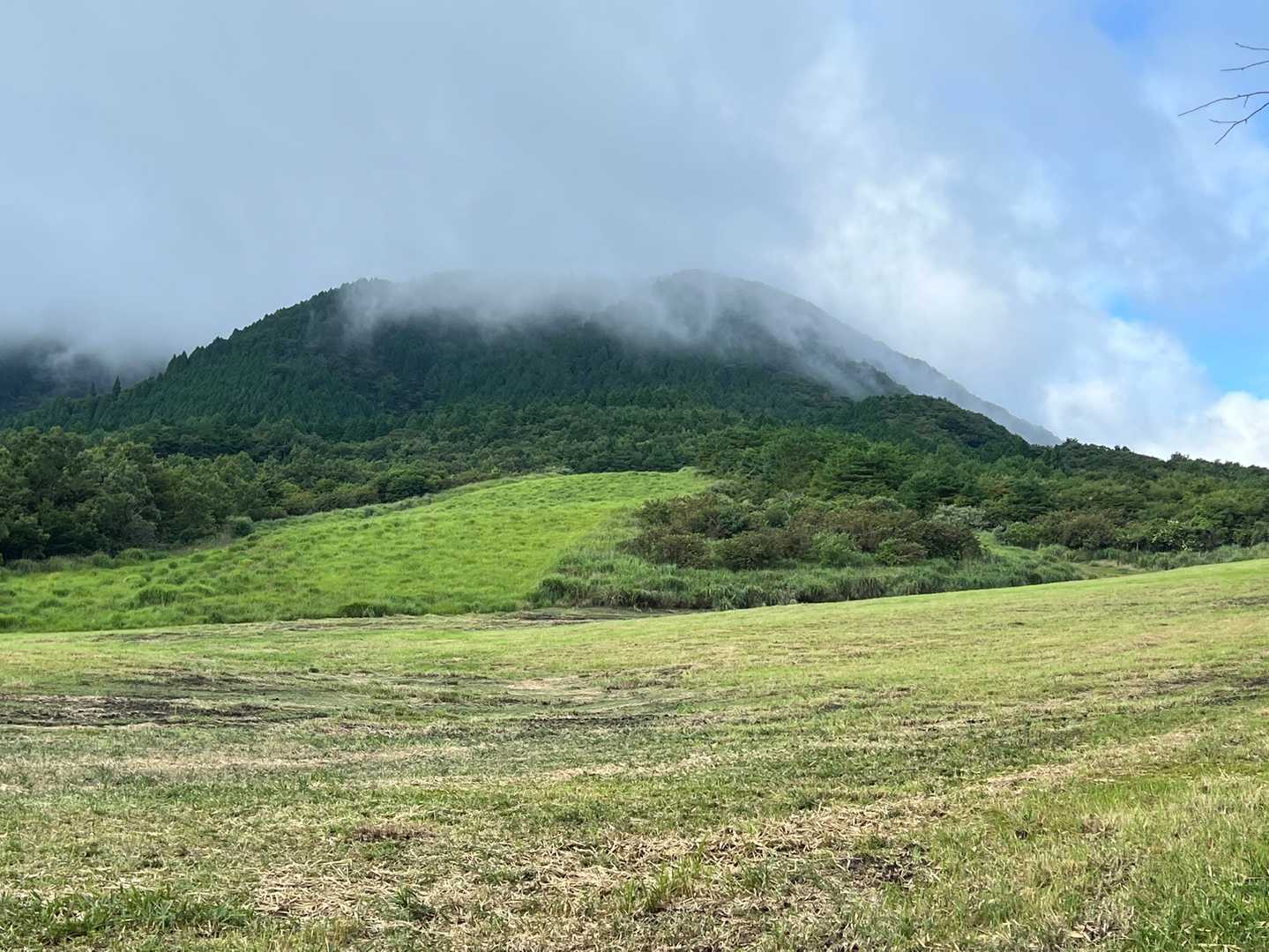山頂は雲のなか。涼しいです。22℃くらい。