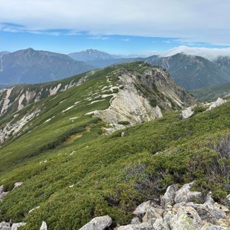 双六方面からの縦走路。「天空の縦走路」の名前の通りの大パノラマ。

3年前に折立（薬師・黒部五郎）からソロ大縦走をした際、4-5日目の最終日に歩く予定にしていた道。

その時は最終日に天候が崩れる前に笠ヶ岳のみやめて下山してしまったので、ずーっと気になっていた。来られて嬉しい。