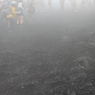 ものすごい勢いで駆け下りてくるのに、深い霧で全然見えない