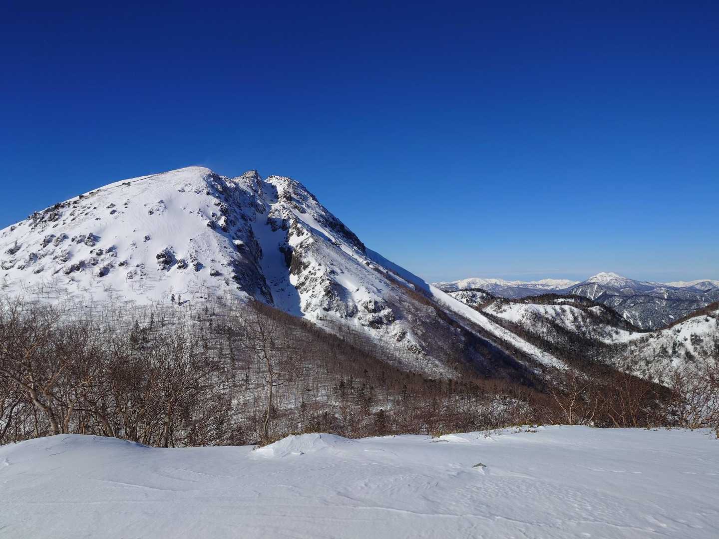 日光白根山と燧ヶ岳（小さく右側）