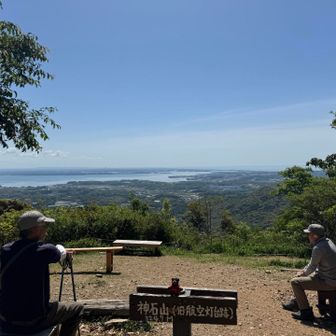 神石山⛰️🏁🙌

18℃🌡️ と　気持ちの良い気温🎶
でも、今は登ってきて　暑いっ🥵