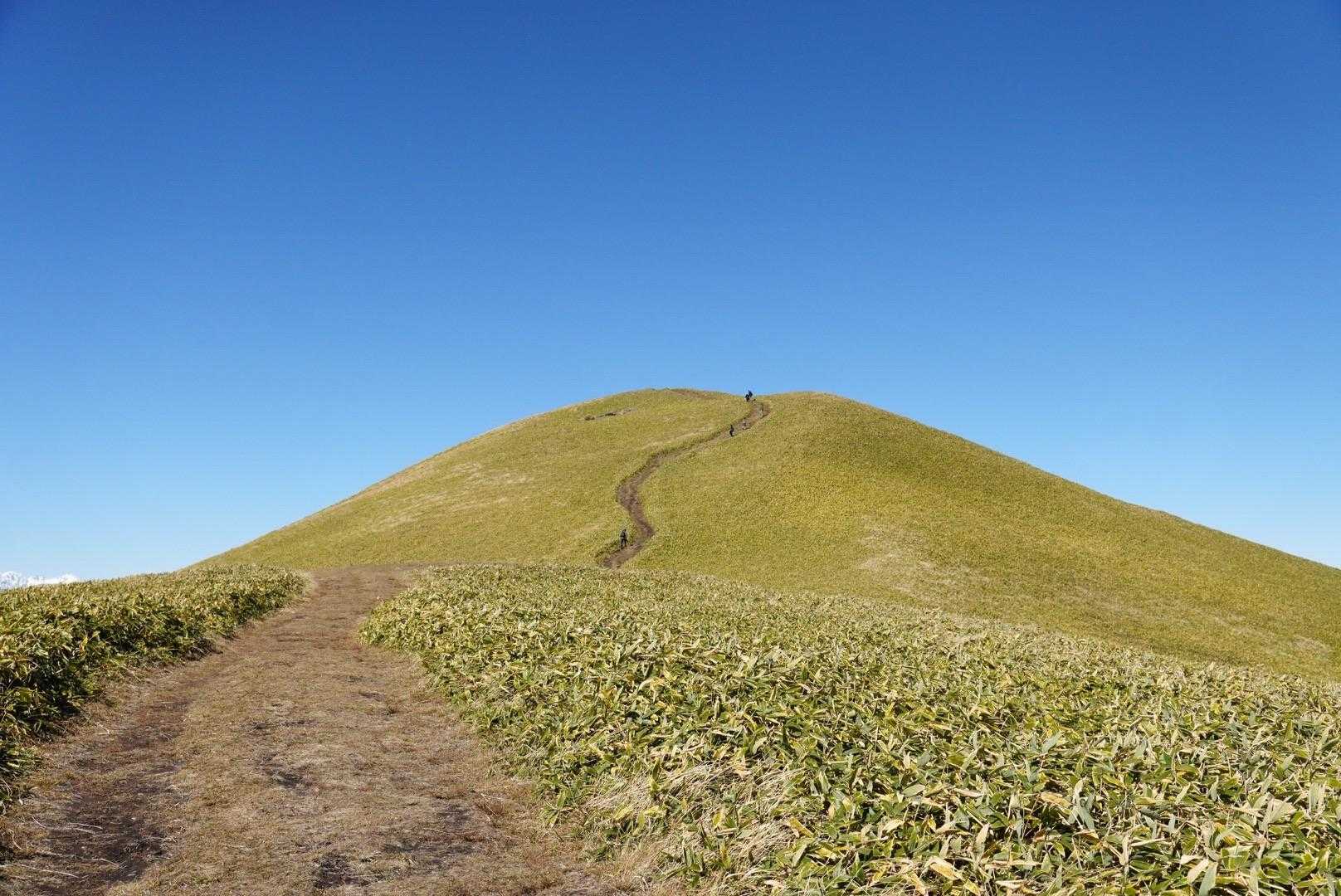 三峰山 | なだらかな笹原にそびえる全方位の展望峰へ、古道・中山道の最高地点からの写真
