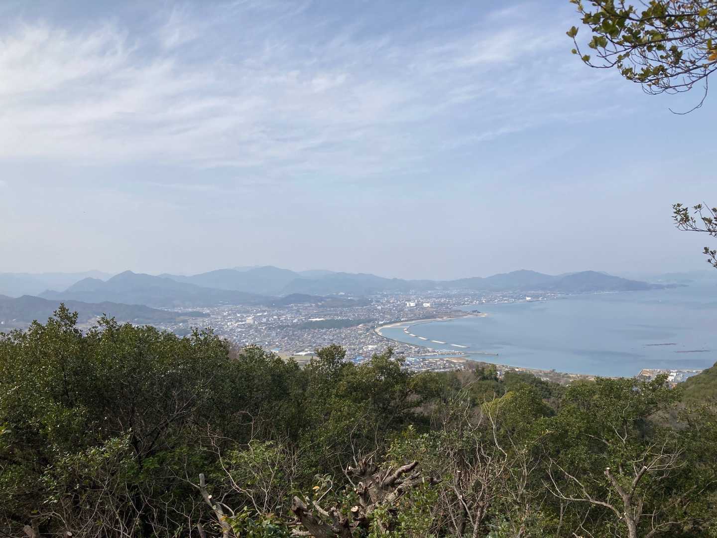 三本松方面の眺め。この時期、靄っているのは仕方ないかな。