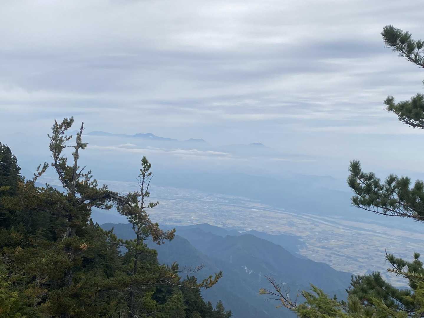 安曇野市内。うっすらむこうに浮かんでいるのはナニカナ？なんだかくじゅうみたい。山の数多いけど。