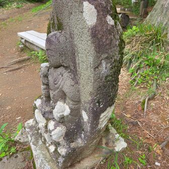 8合目のお地蔵様 🙏
大きな自然石に半浮彫りで彫られている