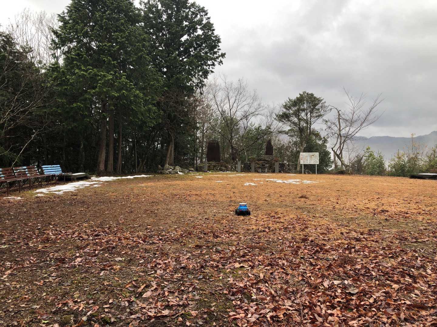 あっという間に丸山の山頂に到着しました。公園になっています。ベンチもあります。