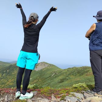 比麻奈山⛰️ピークは三角点より約50m東にあったのでそこまで歩き撮影📸

北に文三岳⛰️、比麻良山⛰️を望む🫡
そして謎の傾き…😅