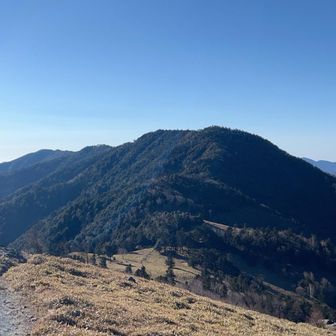 中央の三角形の頂点左奥が小金沢山
そこから左に牛奥ノ雁ヶ腹摺山、黒岳と続きます