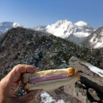 山行経費削減のため、自宅で作ってきたハムチーズサンド。硬い〜ハードパンや（笑）このルートきたら揚げパンじゃろ（笑）