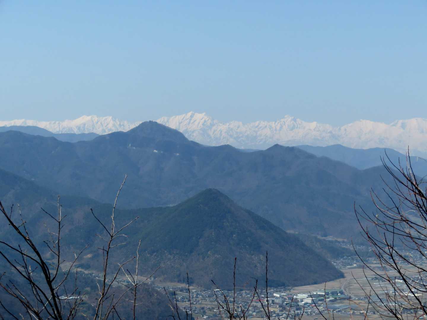 後立山連峰、その手前の最高峰は冠着山、その右手前のピラミッドは岩井堂山