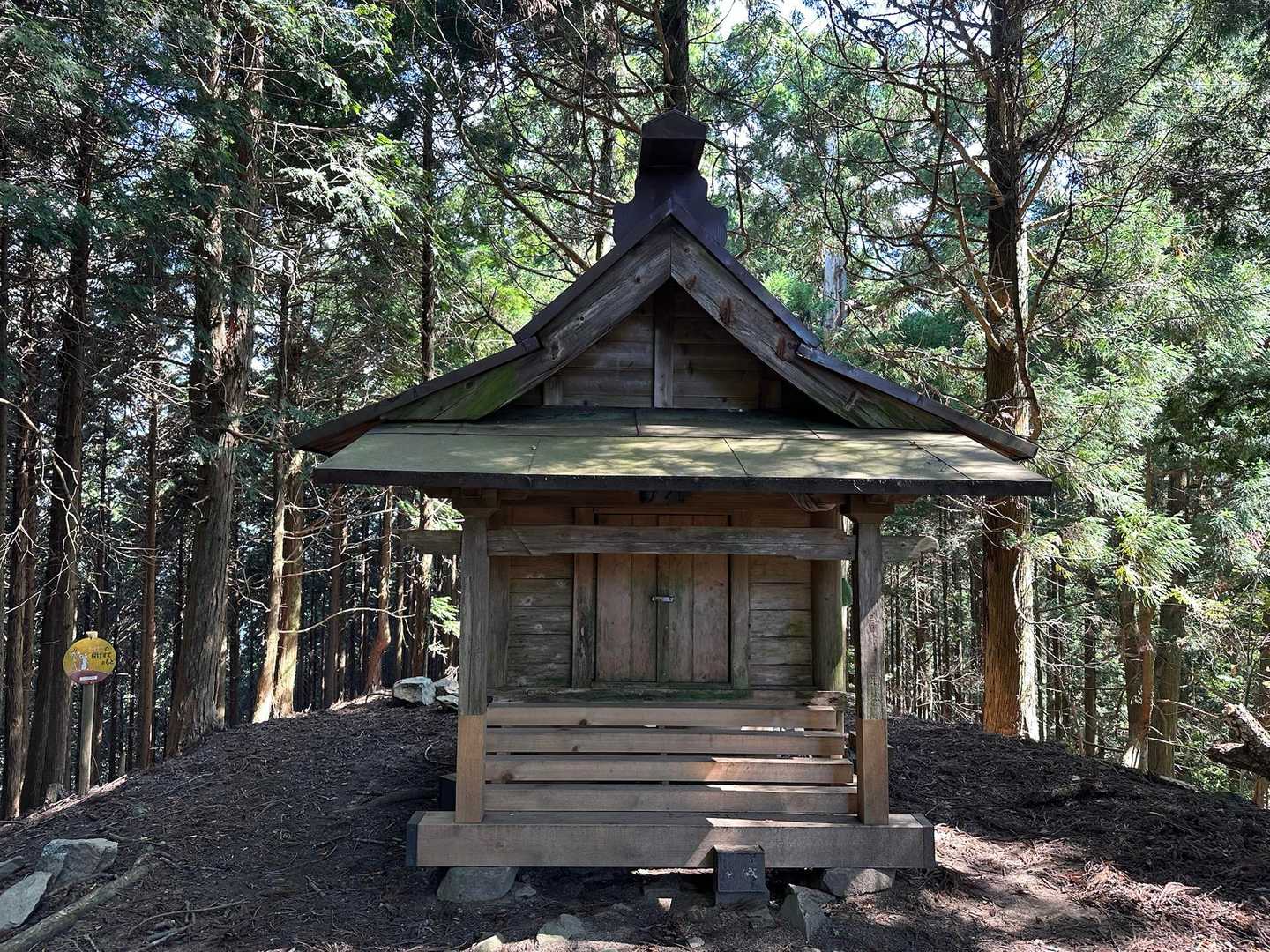 祠もあります
いい風吹いて、ようやく汗がひきました