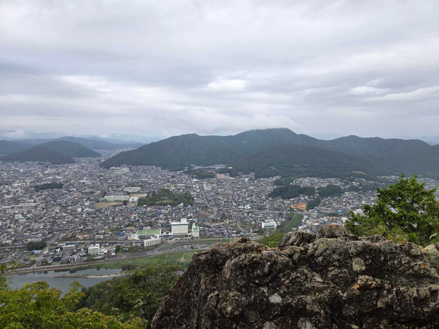 百々ヶ峰も山頂は一部雲がかぶってる。