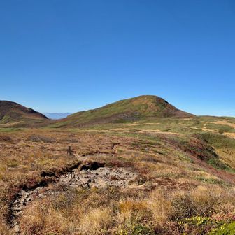 東焼石岳手前から姥石平側をパノラマで。左が中岳、右が焼石岳。