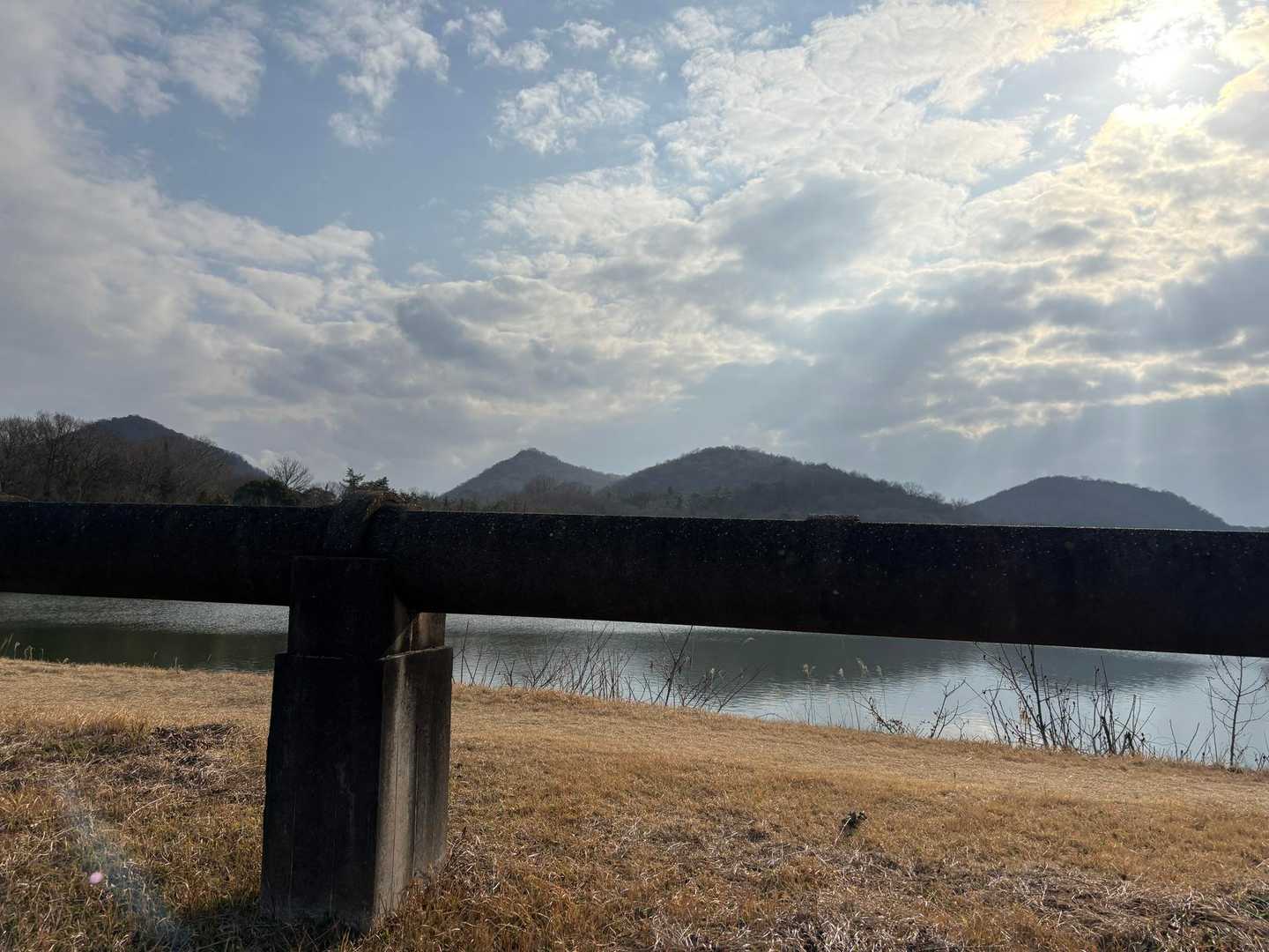 下山してから　小野町駅までが遠かったです😥

昨年同じルートで歩いた友人から『下山してからの　車が横を通る鋪道歩きが一番辛かった〜〜』と聞いていましたが　確かに！！

加古川線は一時間に一本しかないので　小野町駅で　30分くらい待ちましたが　その間も他の山の情報など聞かせてもらって　刺激になりました✌️

帰りＪ Rパンタグラフに，ポリ袋が巻き付いたそうで遅延していましたが　それに加えて前を走る車両内で乗客同士のトラブルのため一時ちょっとだけ途中停車しました。

長い長い一日でしたが　いろいろな意味で有意義でした💕💓
