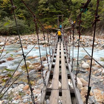 水俣川の吊り橋を渡る