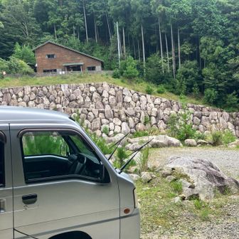 川向かいの小屋の前を通過、日向小屋です。
車もあるぞ？？
あとは車が通る道を歩けば良いのか？？