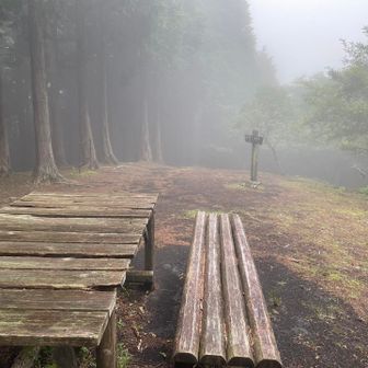 山頂の様子を確認するのもそこそこに出発🫵