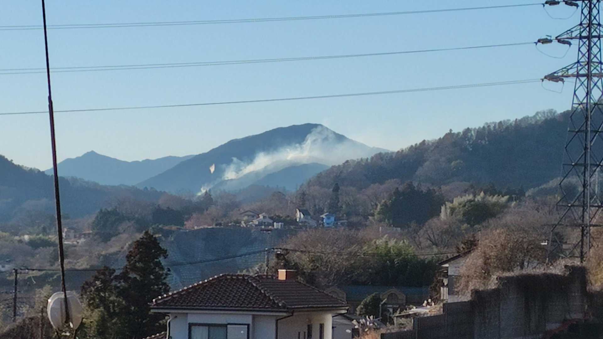 山梨県の山林火災が見える
風が強いので消火が難しいのだろう
心が痛む