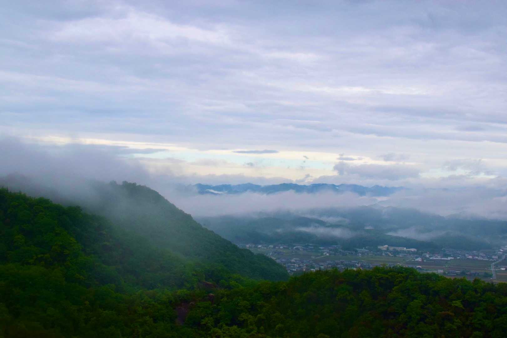 善防方面に少し青空が見えて来ました(*☻-☻*)
空と山のミルフィーユ
