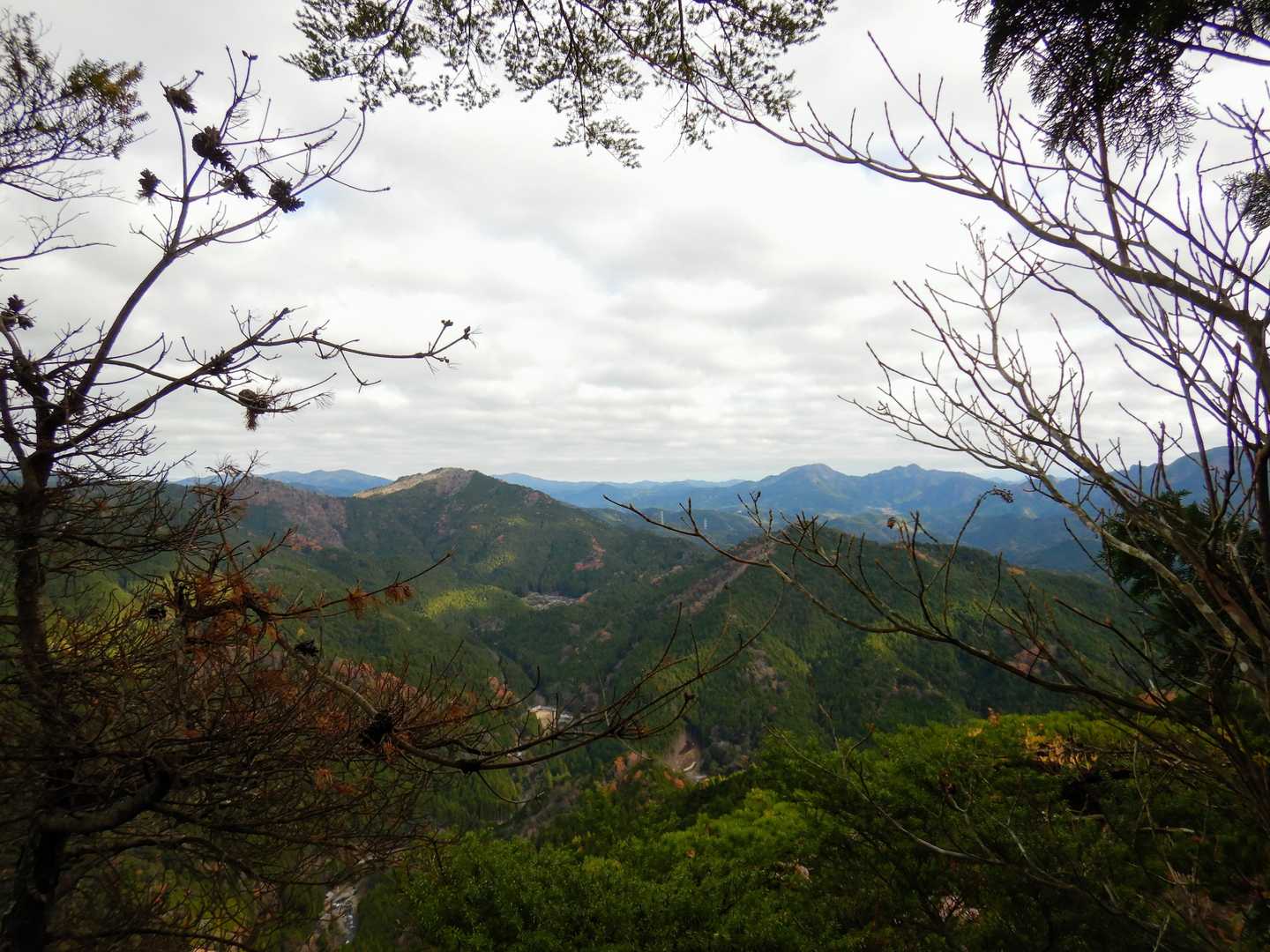 北東側の眺め。設楽町の山々が見えます。