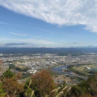くっきりと切り替わった前線の区切りの雲でしょうか