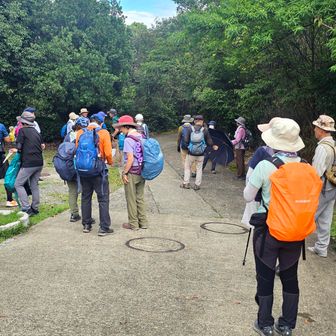 明神山山頂で昼食後の出発