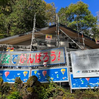 清滝小屋は新築工事中で、今までの小屋は避難小屋として解放されています👍
が、建築作業員が寝泊まりに使っている様子でした🏨