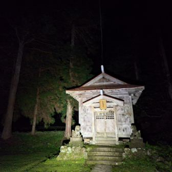 10℃切るくらいに冷え込み夜露が滴る鳥坂神社
