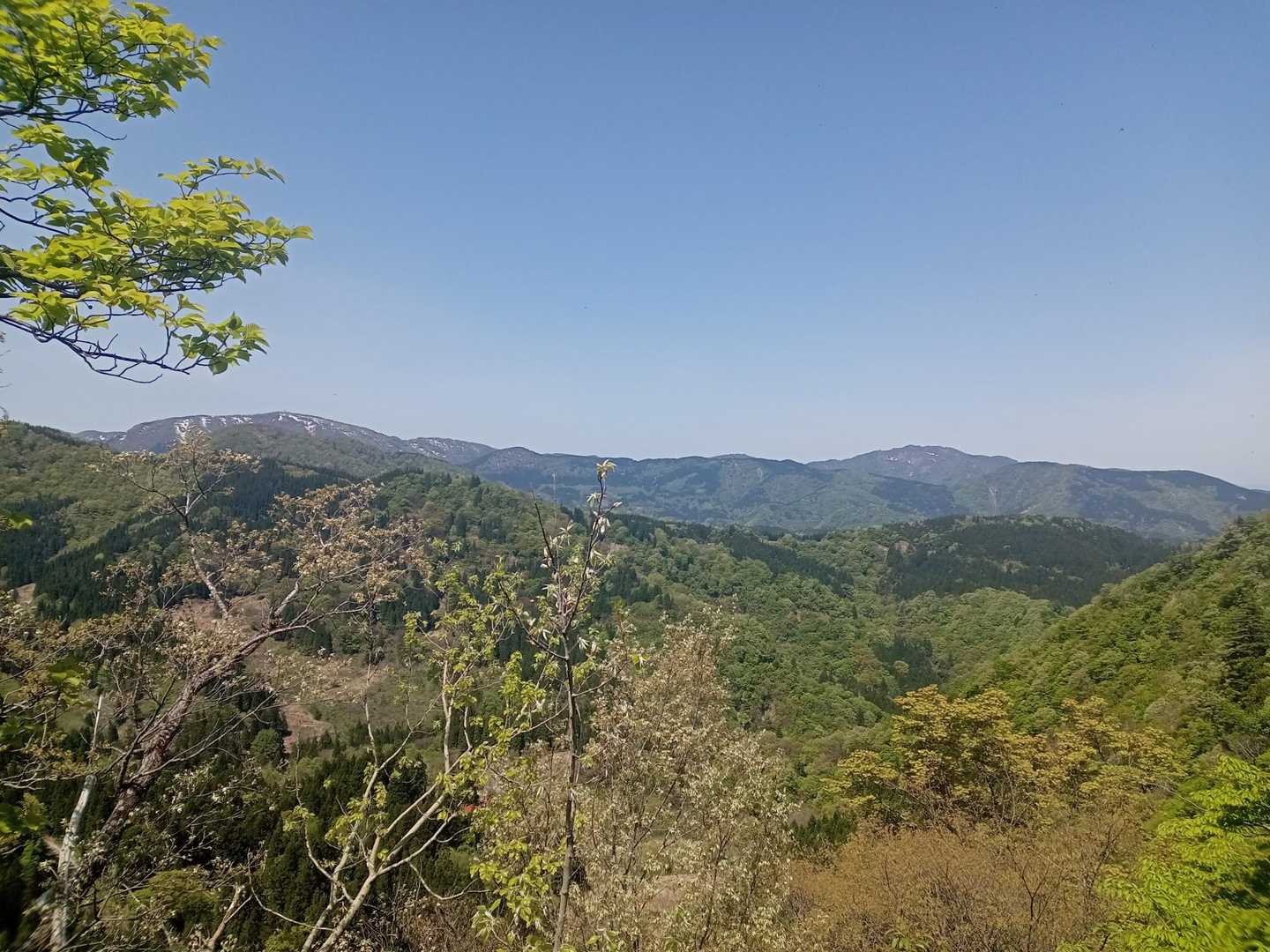 途中、開けた場所からの眺望。高峰、牛岳。