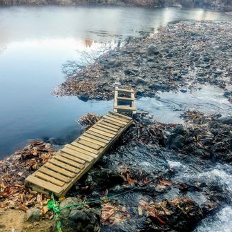 半袖半パンなのに…川が凍ってました？