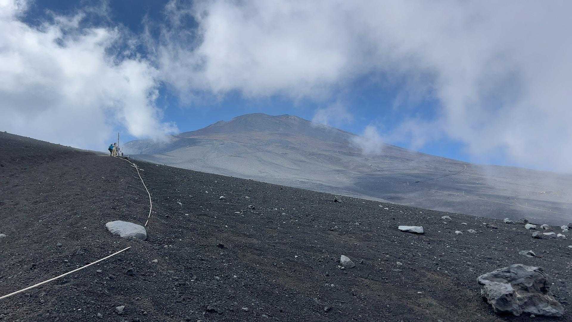 富士山があんな彼方へ…。スタスタと走っていけるくらいの砂地の坂なのでどんどん進んでいけます。ここは走り抜けていく方もたくさんいらっしゃいました。