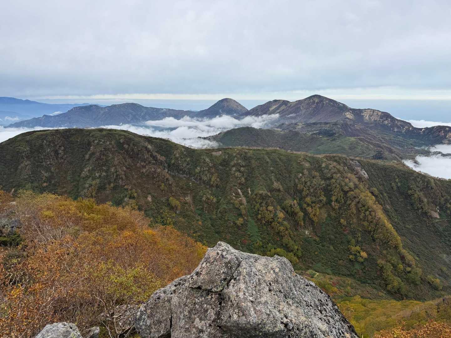高妻山と戸隠山かな？