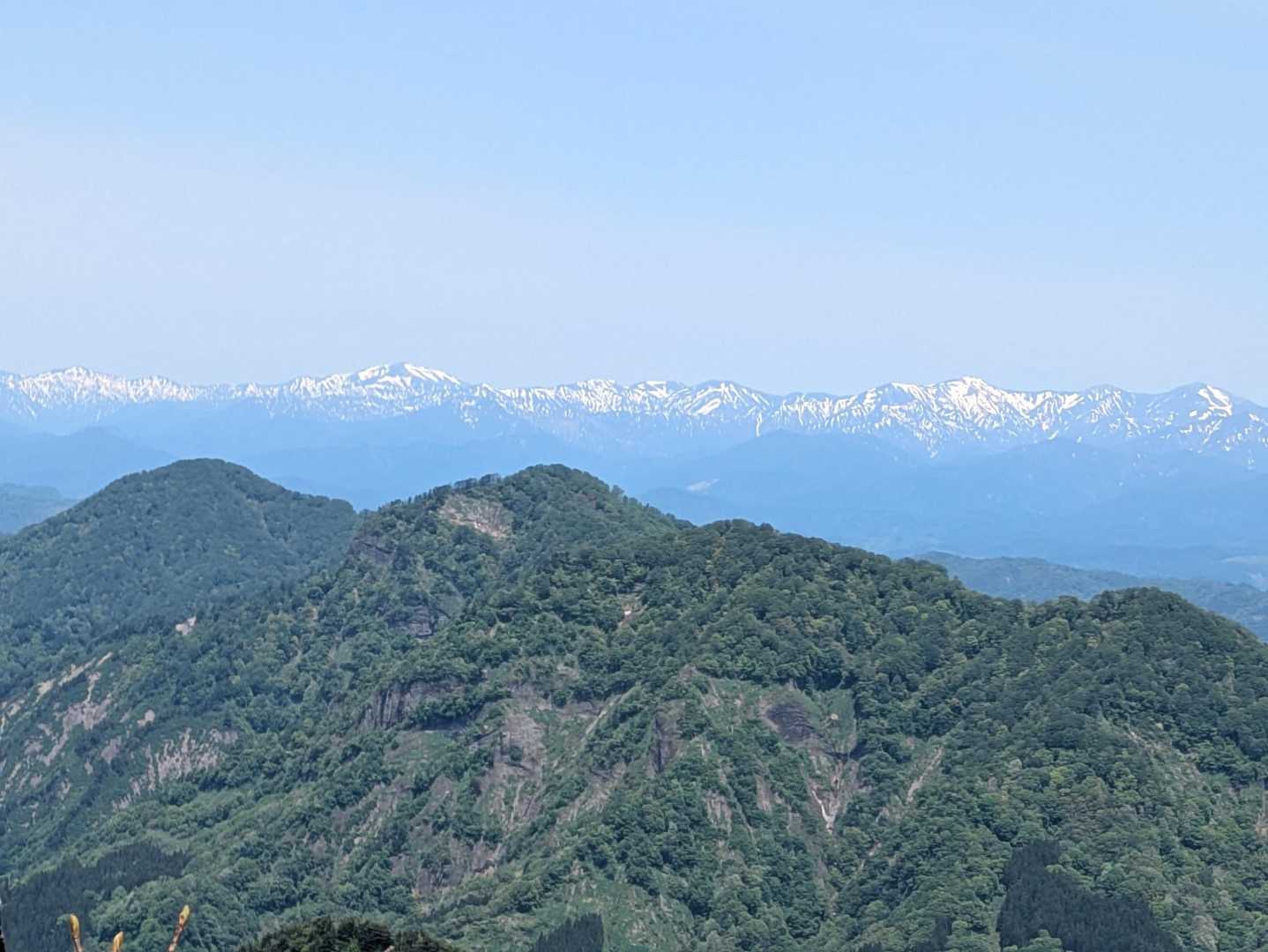 下山は朝日連峰みながら