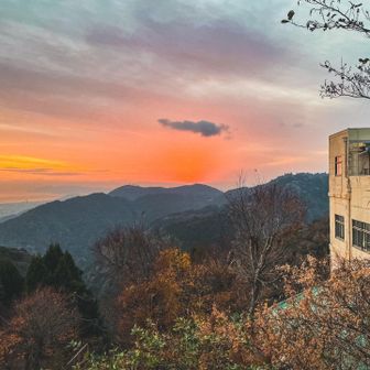 山上駅にて やばい夕焼け空と遭遇でぃス
ε=ε=ε=ε=(ง ˆ̑‵̮ˆ̑　)ว