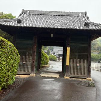 スタートして2kmほど歩いた時に小雨が降ってきました。そのまま歩いて54番札所・延命寺に到着です。参拝します。