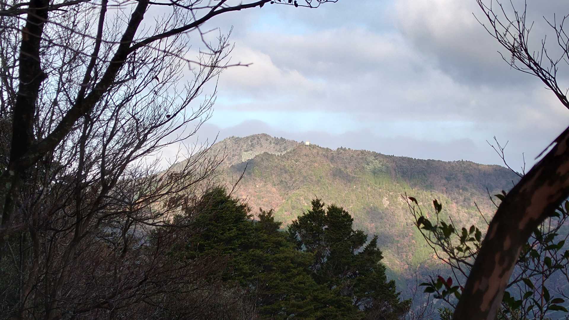 水剣槍の反射板が特徴的な「水剣山」かな？