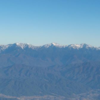 伊那谷には冬も来て下からアルプスを