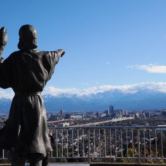 佐伯有頼像越しに望む立山連峰🏔️