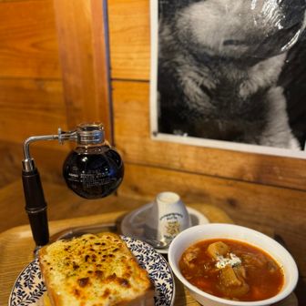 リカバリー

ボルシチとサイフォンコーヒーとはちみつチーズトースト、マンウィズ🐺を添えて