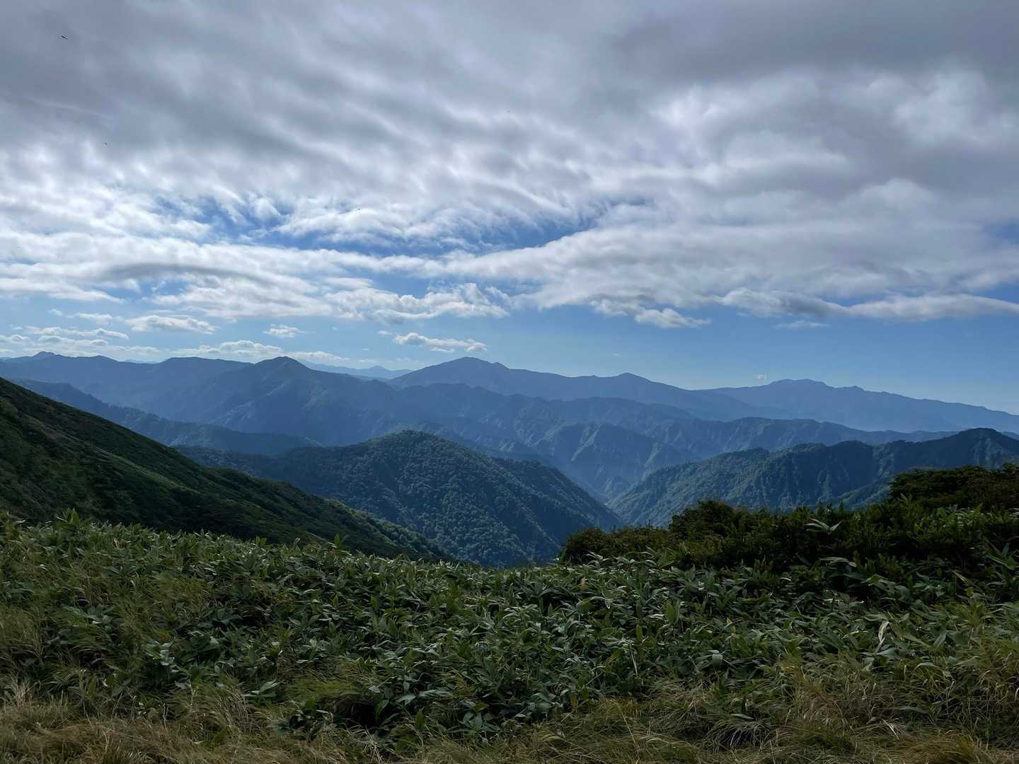 群馬側は至仏山〜上州武尊山などの山並が見えているようだ。
赤倉山も見えているかな？