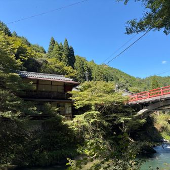 お店閉まってました。