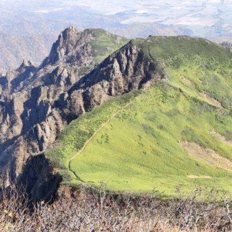 来た道　屏風岩と手前は雲峰山